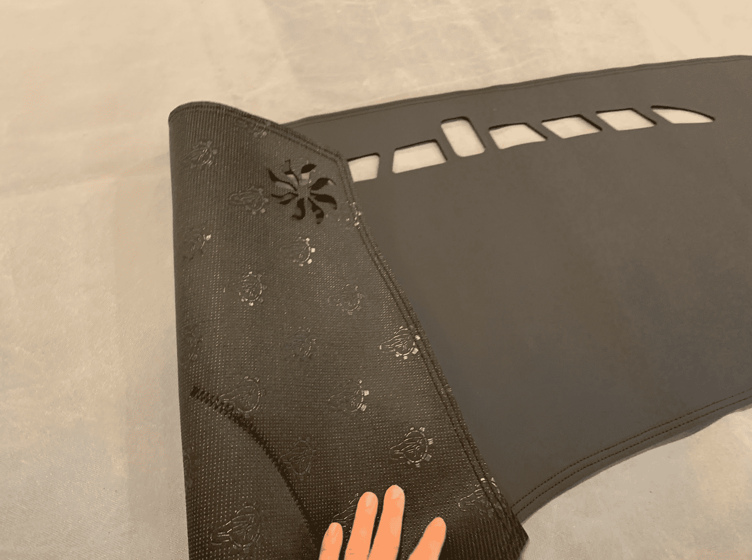 Xevaban.com ở 214 Giải Phóng là đơn vị chuyên cung cấp phụ kiện oto, đồ chơi oto, đồ chơi M6, phụ kiện M6, xevaban, 214 giải phóng, thảm taplo byd m6, thảm chống nắng taplo byd m6, thảm chống bụi taplo byd m6, thảm chống bạc màu taplo byd m6.